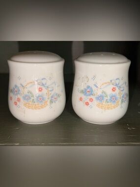 Vintage Salt and Pepper Shakers, basket with flowers print 3.5”